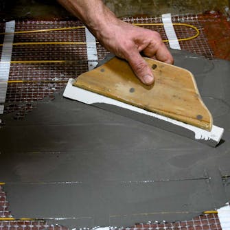 El gulvvarme sparkelmasse El gulvvarme sparkelmassen jevnes ut